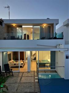 uma casa com uma piscina em frente em Luxury Villa Rincon del Mar- Old Town - Puerto del Carmen em Puerto del Carmen