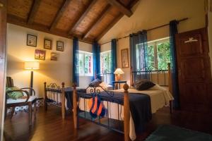 セッテ・シダーデスにあるCasa da Lagoaの窓付きの部屋にベッド付きのベッドルーム1室があります。