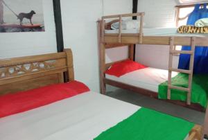 1 dormitorio con 2 literas en Al lado del mar, Cabañas Polaris, Coveñas, en Coveñas