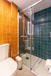 a bathroom with a toilet and a glass shower at Estudio moderno y acogedor en Madrid Rio nº1 in Madrid