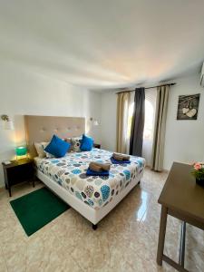 1 dormitorio con 1 cama grande con almohadas azules en 2024 New Pools Wonderful Views AC en Costa Teguise