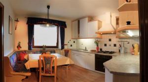 Una cocina o zona de cocina en Residence Landhaus Rainer