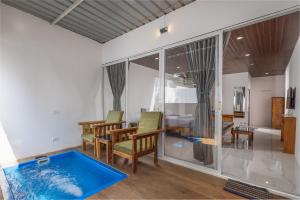 a living room with a pool in the middle of the room at Crystall Goa Turquoise Edition in Patnem