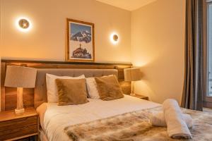 - une chambre avec un lit, deux lampes et une fenêtre dans l'établissement Perle Blanche - Brand New 2 bedroom apartment perfectly located, à Chamonix-Mont-Blanc