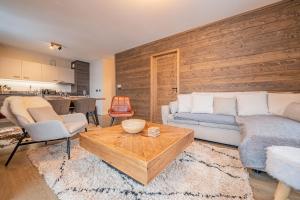 - un salon avec un canapé et une table dans l'établissement Perle Blanche - Brand New 2 bedroom apartment perfectly located, à Chamonix-Mont-Blanc