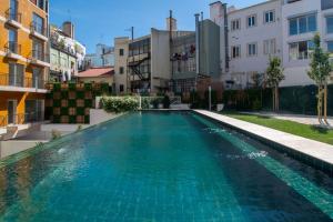 una piscina en medio de un edificio en Deluxe 1 BDR Apartment W/ Pool View by LovelyStay, en Lisboa