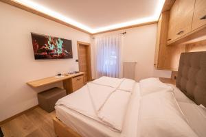 薩帕達的住宿－HOTEL FONTANA，小房间设有一张床和一张书桌