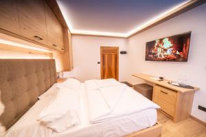 薩帕達的住宿－HOTEL FONTANA，客房设有1张床、1张办公桌和1台电视。