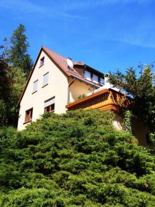 a house on top of a hill at Mediterran-Skandinavisch-2 in Burgthann