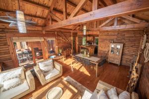 una vista aérea de una sala de estar en una cabaña de madera en Lodge de Bellemene, en Bellemène