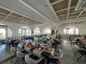 un gran salón de banquetes con mesas y sillas en Hotel El Puntazo I, en Mojácar