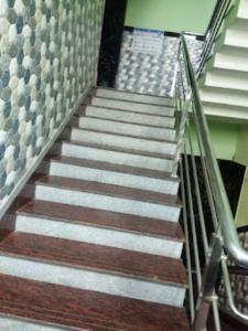 un conjunto de escaleras en un edificio con en Hotel 707 Bhubaneswar, en Bhubaneshwar