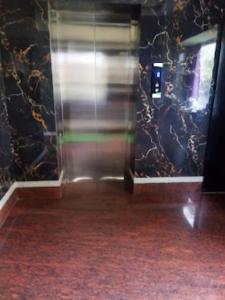 una persona entrando en un ascensor en un edificio en Hotel 707 Bhubaneswar, en Bhubaneshwar