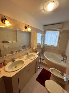 La salle de bains est pourvue de 2 lavabos, d'une baignoire et de toilettes. dans l'établissement Cà Savoia, à Bologne