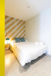 a bedroom with a large white bed in a room at Estudio moderno y acogedor en Madrid Rio nº2 in Madrid