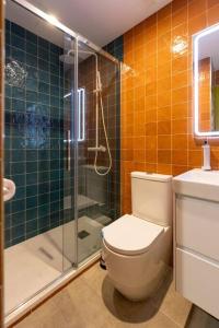 a bathroom with a toilet and a glass shower at Estudio moderno y acogedor en Madrid Rio nº2 in Madrid