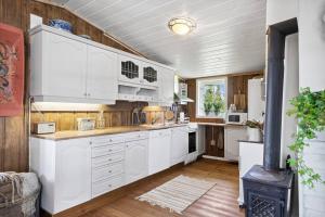 Η κουζίνα ή μικρή κουζίνα στο Cozy and comfortable cabin in the center of Sjusjøen with a large terrace