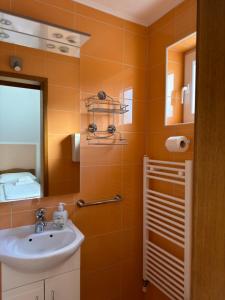 bagno con lavandino e specchio di House Kajfes a Jezerce