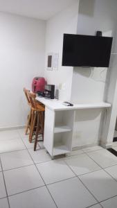 a white desk with a computer on top of it at Village Aldeia das águas 1° Andar in Nossa Senhora das Dores