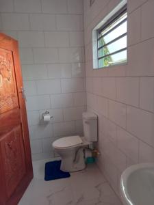 Ένα μπάνιο στο A Nice Homely 2- Bedroom House +26 φωτογραφίες