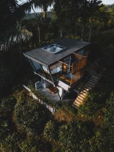 een uitzicht op een huis met een dak bij Aurora Cabins by Panoramika in Jatiluwih