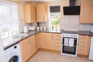 Η κουζίνα ή μικρή κουζίνα στο Captivating 1-Bed Apartment in Stroud