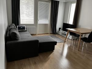 - un salon avec un canapé et une table dans l'établissement Bästlandia Apartments with Sauna, à Vaasa
