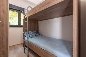 Ένα ή περισσότερα κρεβάτια σε δωμάτιο στο Apartmani Curic beachfront by Pag tours