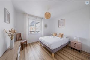 Habitación blanca con cama y ventana en Disney best location & confortable 4 beds - All by feet en Serris