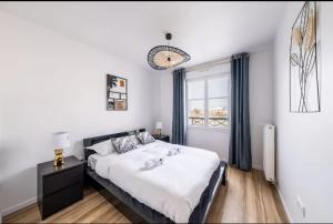 Un dormitorio con una cama grande y una ventana en Disney best location & confortable 4 beds - All by feet, en Serris
