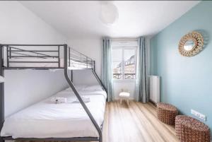 1 dormitorio con litera y ventana en Disney best location & confortable 4 beds - All by feet en Serris