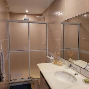 Ένα μπάνιο στο Dunas Flat 405 com vista mar, limpeza diária e roupas de cama e banho