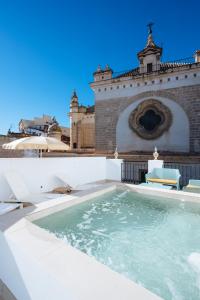 ein Pool auf dem Dach eines Gebäudes in der Unterkunft Ninesuites Cathedral in Sevilla