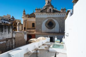 una vista dal balcone di un edificio con piscina di Ninesuites Cathedral a Siviglia