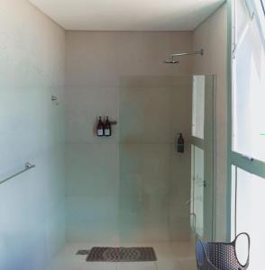 un bagno con doccia con porta in vetro di Departamento chic Costanera Posadas a Posadas