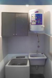 una piccola cucina con lavello e microonde di Departamento chic Costanera Posadas a Posadas Altre 20 foto