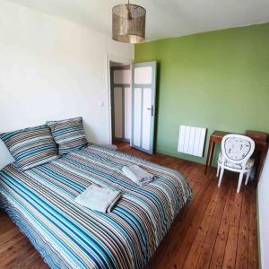 Postel nebo postele na pokoji v ubytování Maison de ville rénovée au cœur du Cotentin.