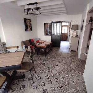 Posezení v ubytování Maison de ville rénovée au cœur du Cotentin.