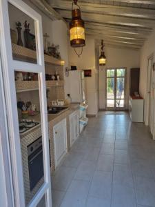 a large kitchen with a large tile floor at Villa Sicily Sul Mare Tra Catania e Siracusa in Augusta