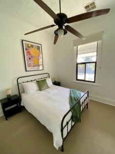 - une chambre avec un lit et un ventilateur de plafond dans l'établissement The Cottage at Seppeltsfield, Barossa Valley, à Seppeltsfield