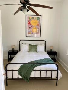 - une chambre avec un lit et un ventilateur de plafond dans l'établissement The Cottage at Seppeltsfield, Barossa Valley, à Seppeltsfield