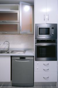 a kitchen with stainless steel appliances and a sink at Piso compartido Delyrent, Reja in Jaén