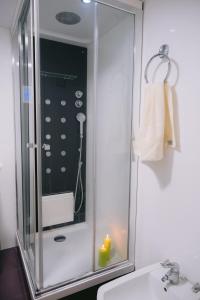 a bathroom with a glass shower with a sink at Piso compartido Delyrent, Reja in Jaén