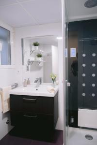a bathroom with a sink and a shower at Piso compartido Delyrent, Reja in Jaén