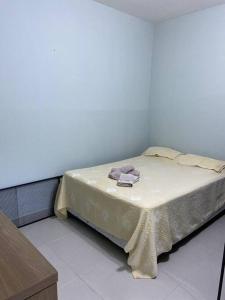 - un petit lit dans une chambre avec une table dans l'établissement Loft veraneio, à Balneário Camboriú
