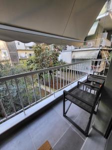 einen Balkon mit einer Bank und einem Geländer in der Unterkunft Modern studio in Veria center, near Elia square in Veria