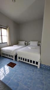 2 weiße Betten in einem Zimmer mit blauen Fliesen in der Unterkunft U53/37 in Koh Samui 