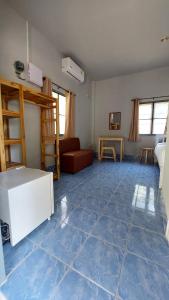 salon z niebieską podłogą wyłożoną kafelkami w obiekcie U53/37 w mieście Koh Samui