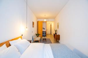 A bed or beds in a room at Babel