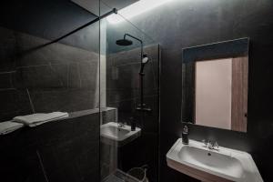 A bathroom at Babel Még 35 kép